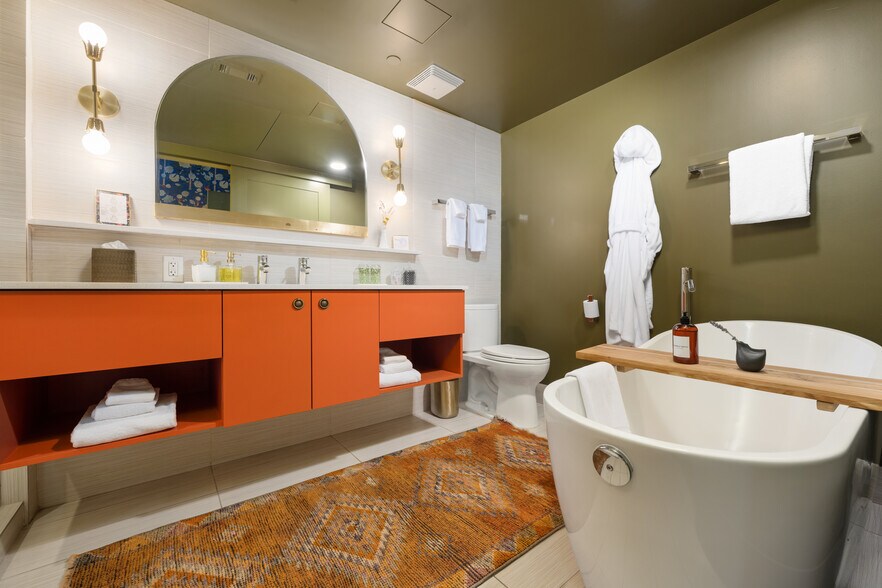 More Photos Of 1123 E 11th St, Austin Hotel For Sale