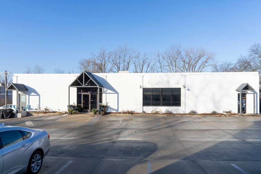 More Photos Of 2350 Oak Industrial Dr NE, Grand Rapids Warehouse For Lease