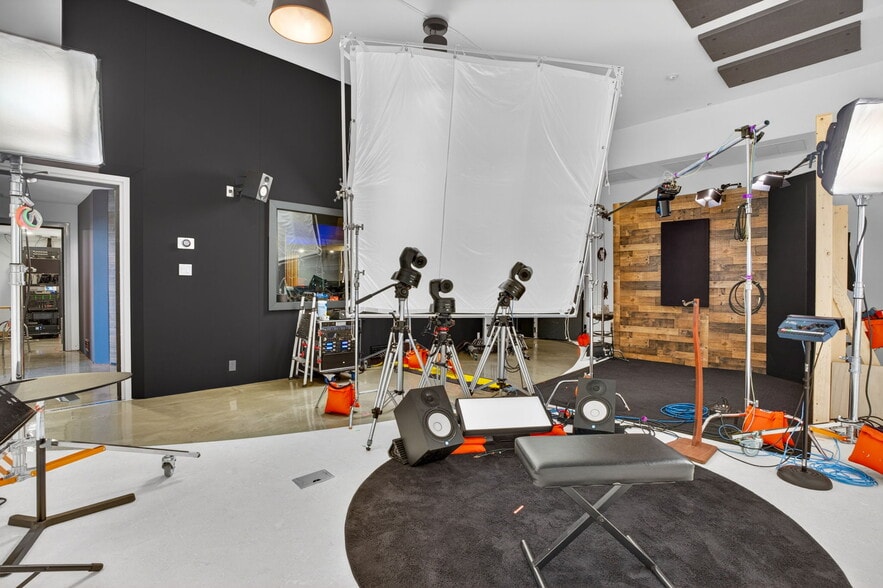 More Photos Of 2500 Emerson Ave S, Saint Petersburg Manufacturing For Sale