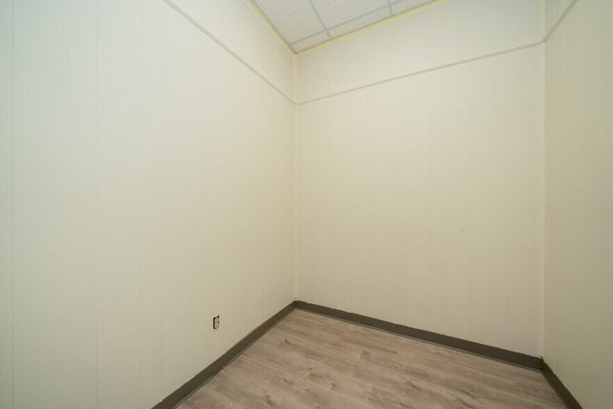 More Photos Of 1809 Alpine Rd, Longview Office For Sale