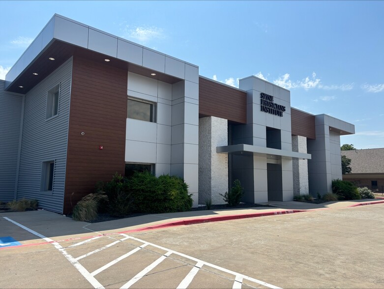 Primary Photo Of 3450 Forest Ln, Dallas Medical For Lease