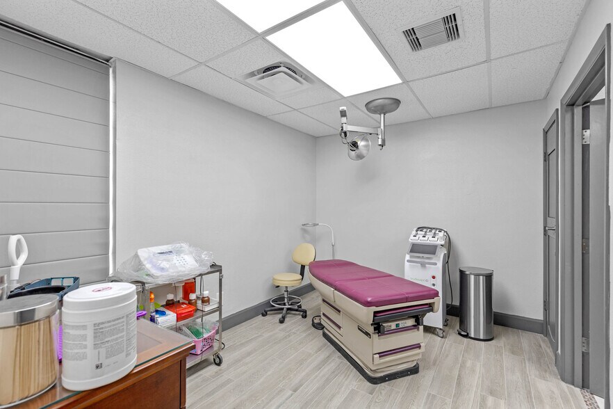 More Photos Of 901 N Grove St, Eustis Office For Sale