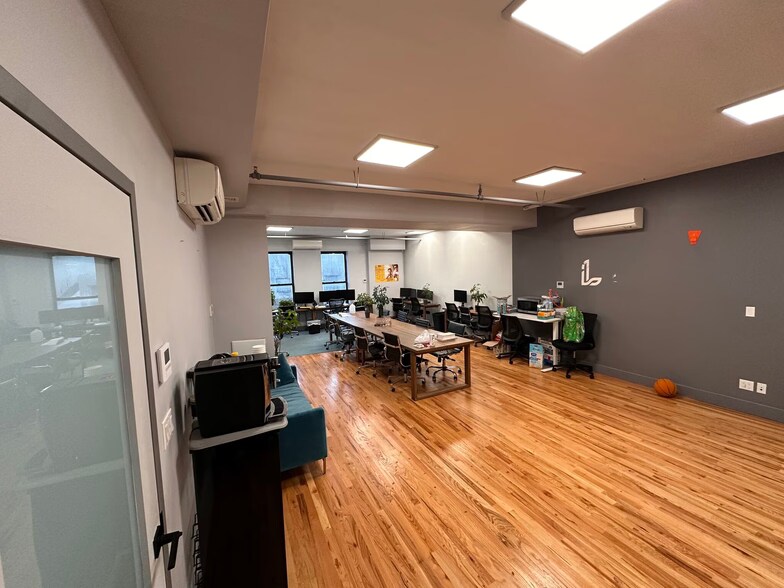 More Photos Of 390 Berry St, Brooklyn Office For Lease