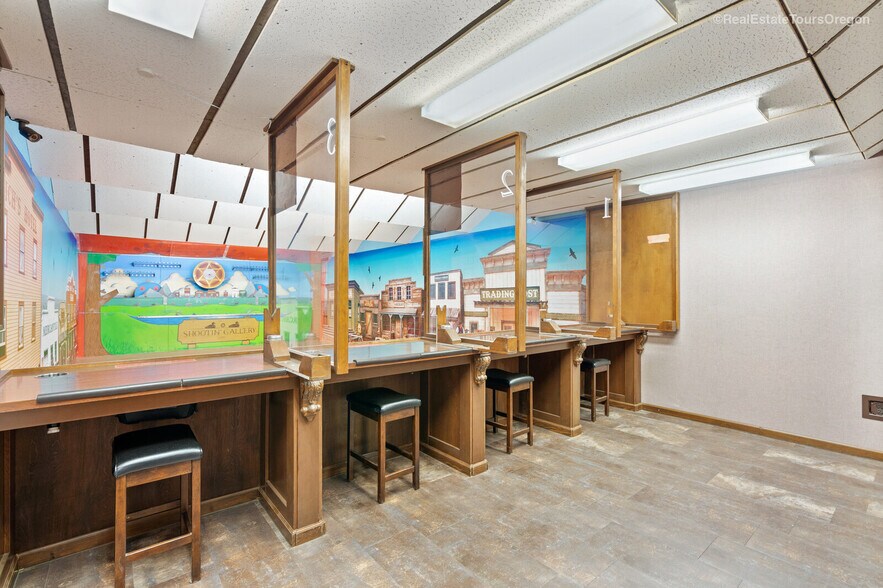 More Photos Of 10791 Oak St NE, Donald Showroom For Sale