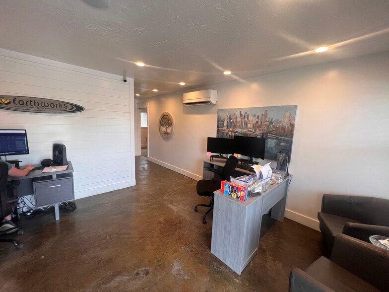 More Photos Of 2751 S 1000 W, Syracuse Showroom For Sale