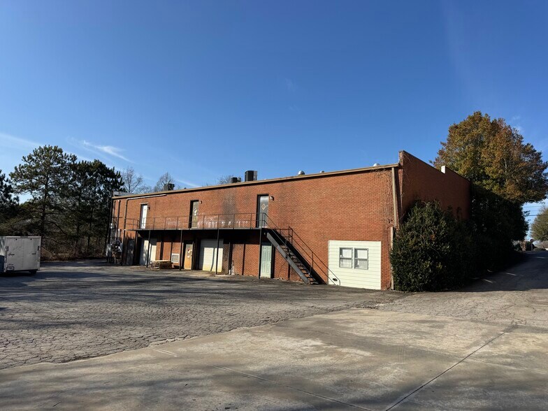 More Photos Of 400 Stonewall Ave, Fayetteville Flex For Sale