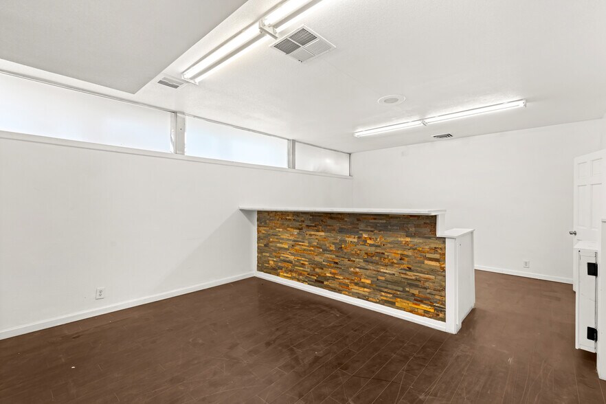 More Photos Of 830 E Sahara Ave, Las Vegas Office For Sale