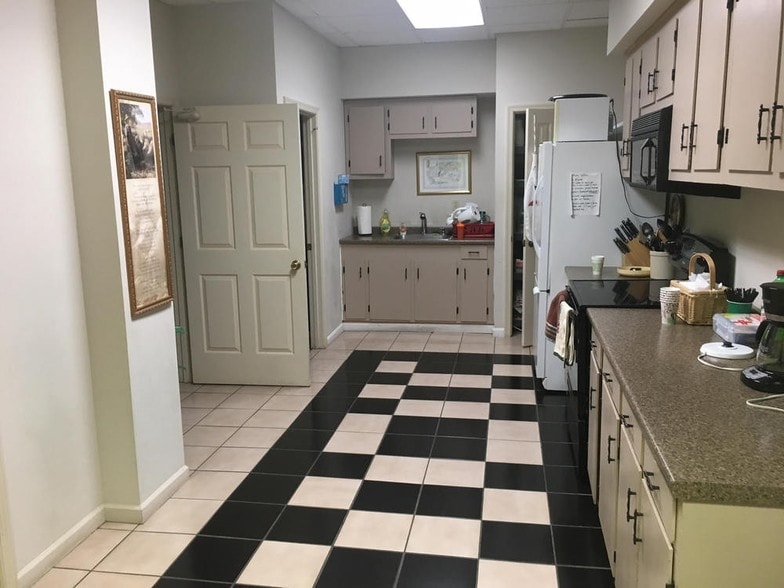 More Photos Of 737-739 E Main St, Salisbury General Retail For Sale