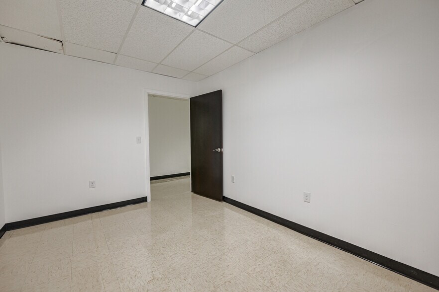More Photos Of 20 Willow Springs Cir, York Warehouse For Lease