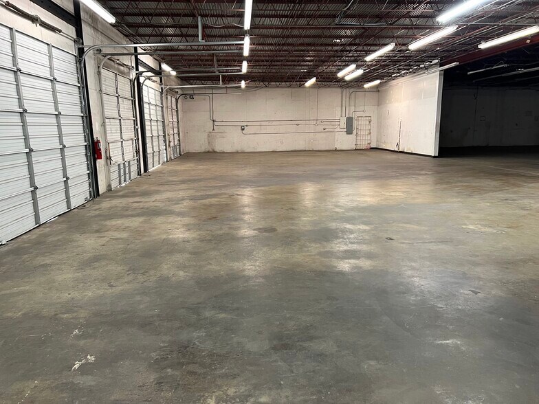 More Photos Of 5508-5516 Brewster St, San Antonio Warehouse For Lease
