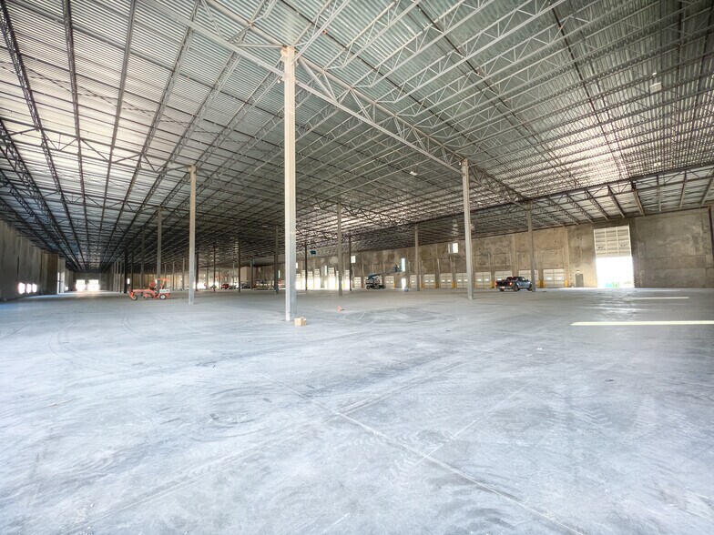 More Photos Of 11708 McAngus Rd, Del Valle Warehouse For Lease