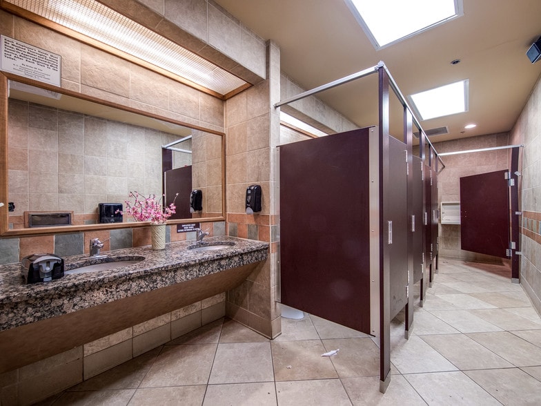 More Photos Of 341 Rockwood Rd, Arden Restaurant For Lease