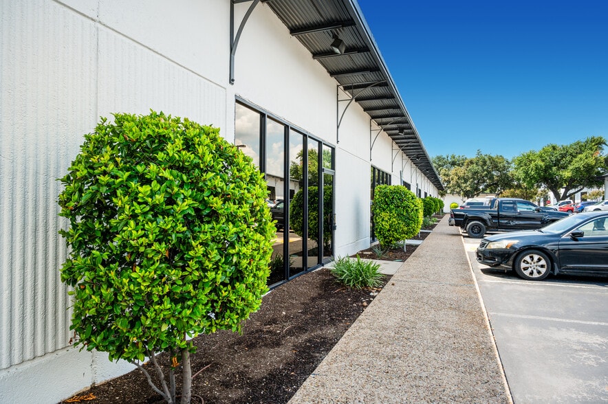 More Photos Of 5555 N Lamar Blvd, Austin Unknown For Lease