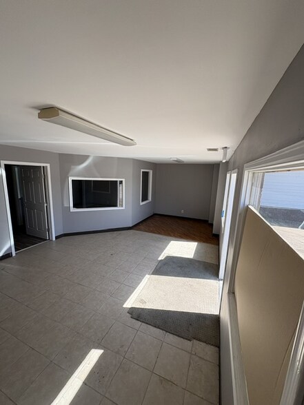 More Photos Of 1210 E 1st St, Humble Light Distribution For Lease