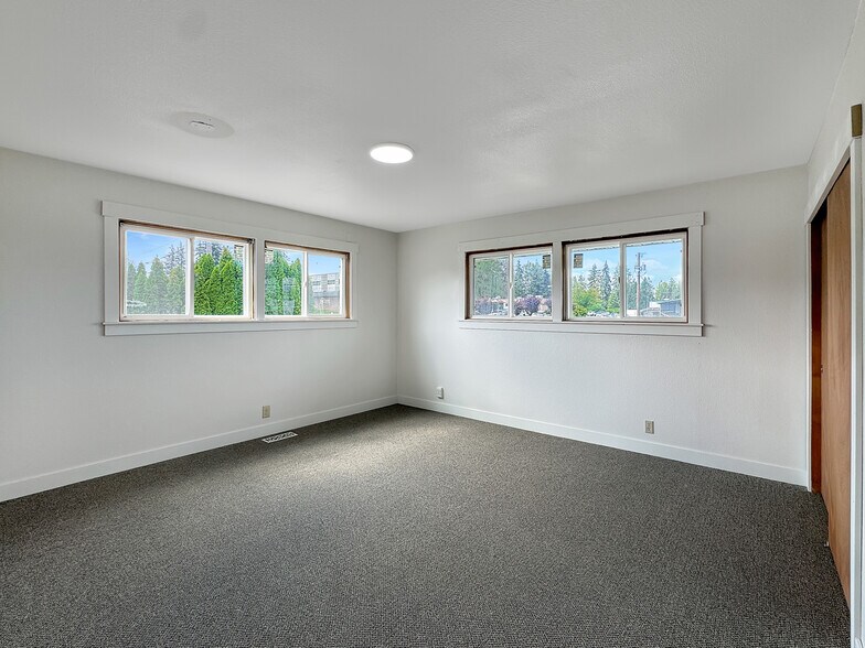 More Photos Of 902 E Maple St, Arlington Medical For Sale