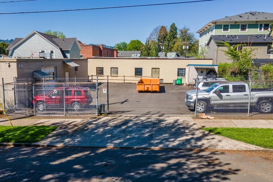 More Photos Of 835 SE 17th Ave, Portland Office For Sale