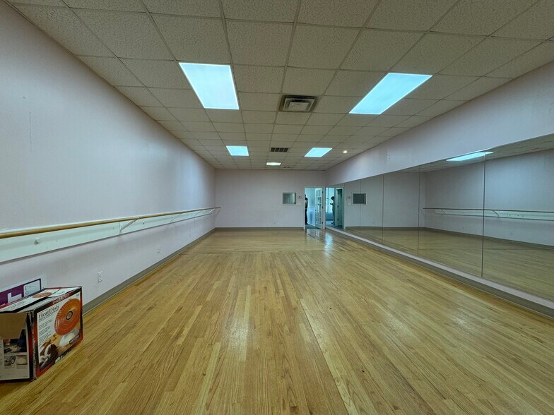 More Photos Of 177-185 Jerusalem Ave, Massapequa Unknown For Lease