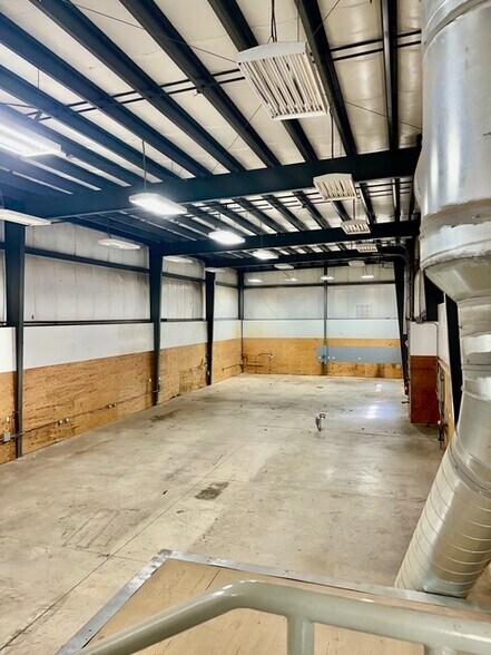 More Photos Of 160 S Turnpike Rd, Wallingford Light Distribution For Lease