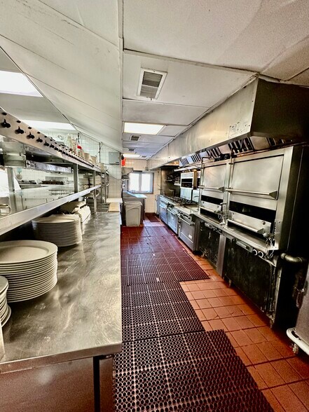 More Photos Of 60 W Ontario St, Chicago Restaurant For Sale