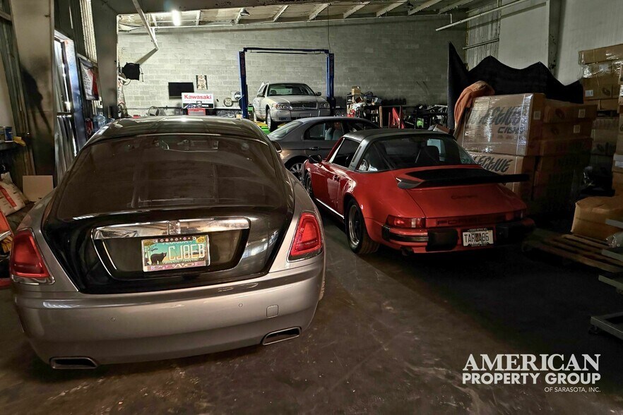 More Photos Of 4050 Middle Ave, Sarasota Warehouse For Lease