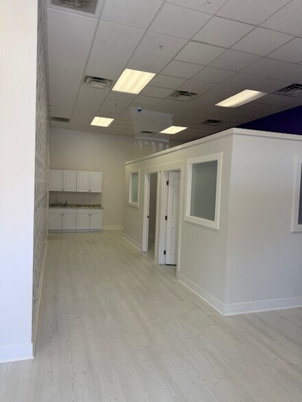 More Photos Of 211 Village Commons Blvd, Camarillo Storefront Retail Residential For Lease