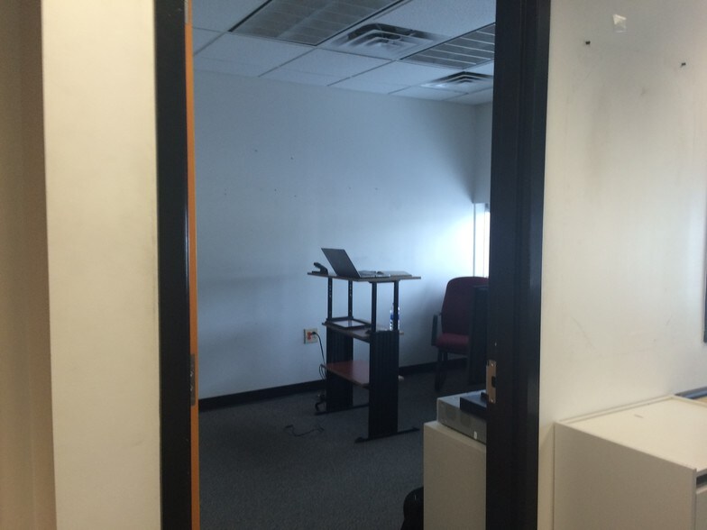 More Photos Of 2915 Gillespie St, Fayetteville Flex For Sale