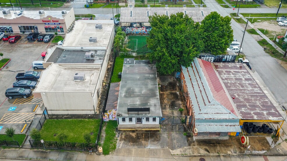 Primary Photo Of 1804 N Main St, Houston Freestanding For Lease