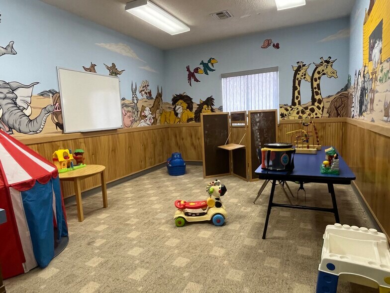 More Photos Of 1270 W Commerce St, Milford Religious Facility For Lease
