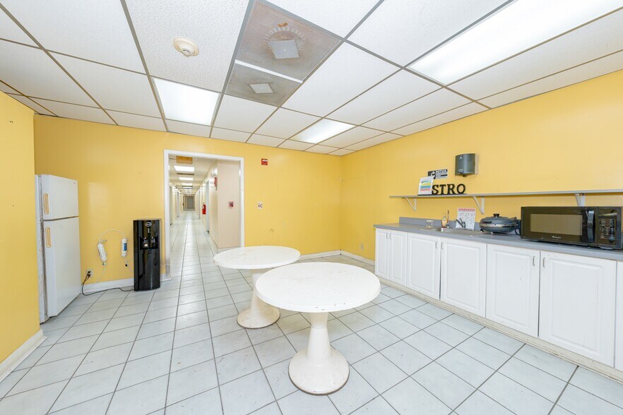 More Photos Of 18770 NE 6th Ave, Miami Refrigeration Cold Storage For Lease