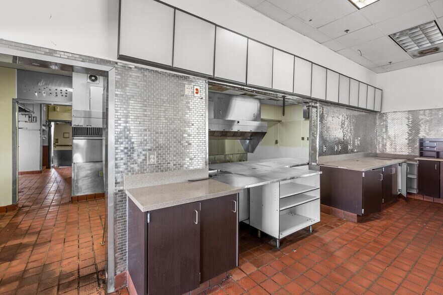 More Photos Of 1197 Lakes Blvd, Lake Park Fast Food For Lease