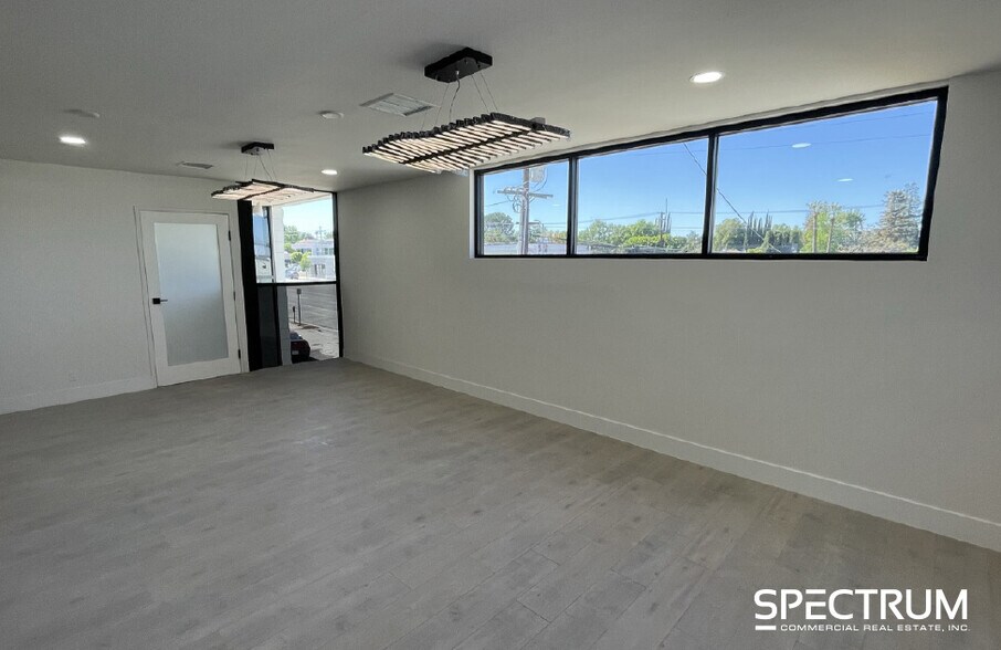 More Photos Of 23012 Ventura Blvd, Woodland Hills Loft Creative Space For Sale