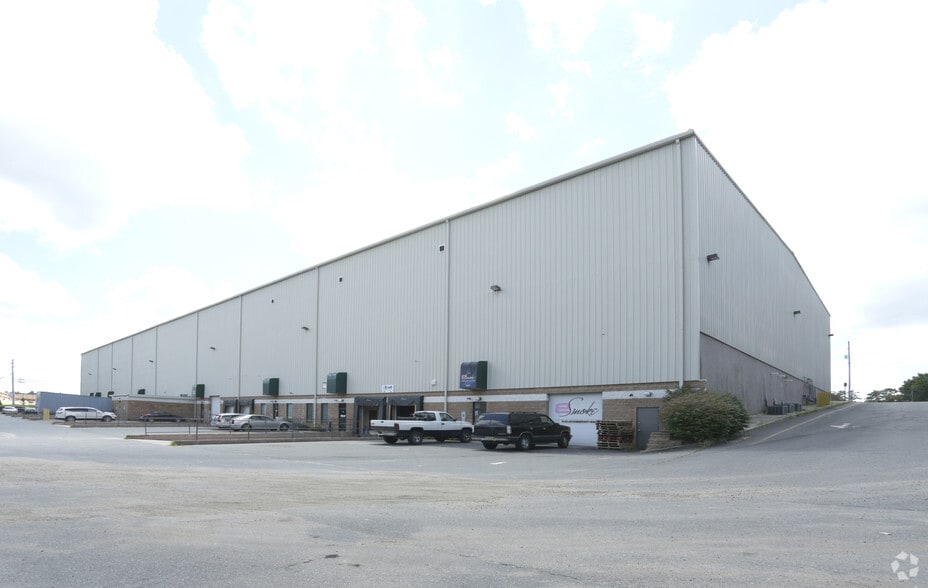More Photos Of 687 Prospect St, Lakewood Warehouse For Lease