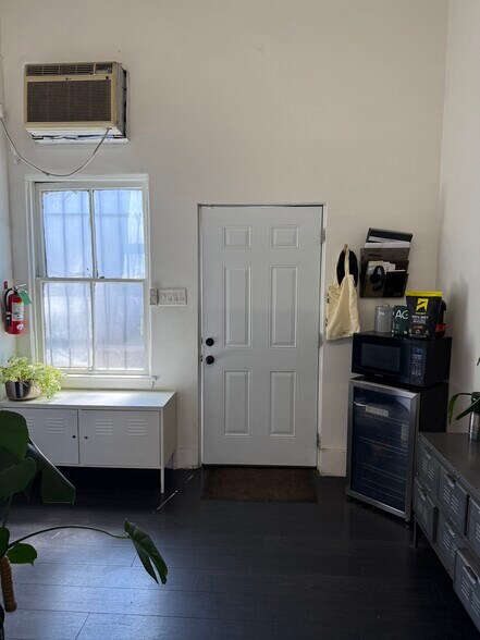 More Photos Of 10590 1/2 W Pico Blvd, Los Angeles Storefront For Lease