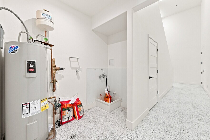 More Photos Of 2220 Taxi Way, Prescott Industrial For Sale