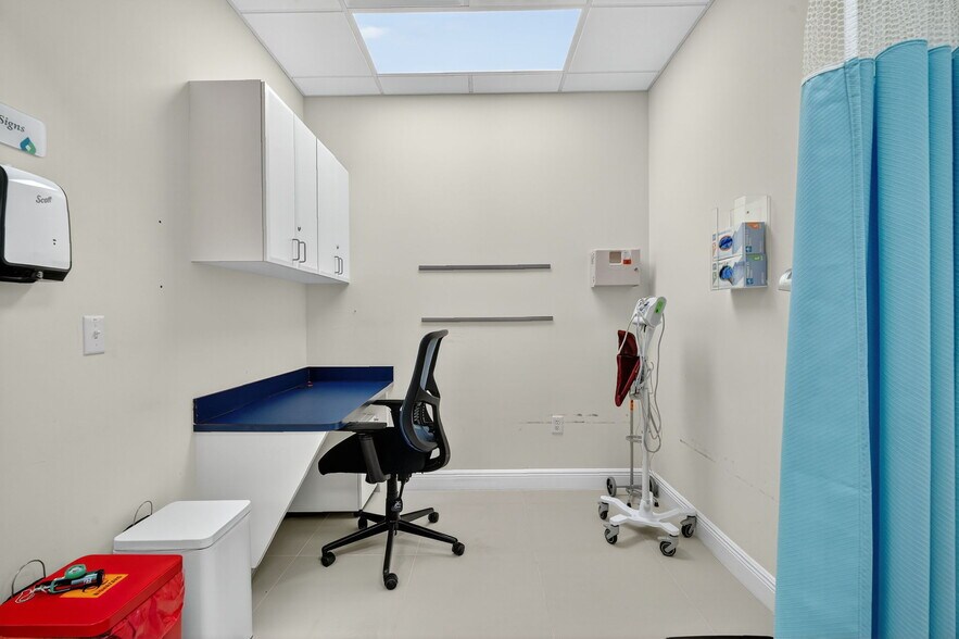 More Photos Of 260-268 Mohawk Rd, Clermont Medical For Lease