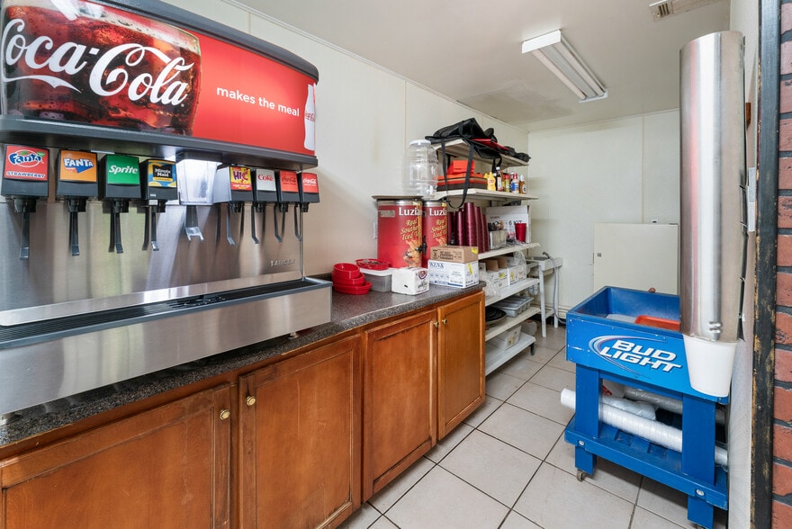 More Photos Of 512 S US Highway 301, Jesup Storefront For Sale