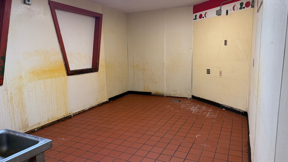 More Photos Of 1235 E Pierce St, Council Bluffs General Retail For Sale