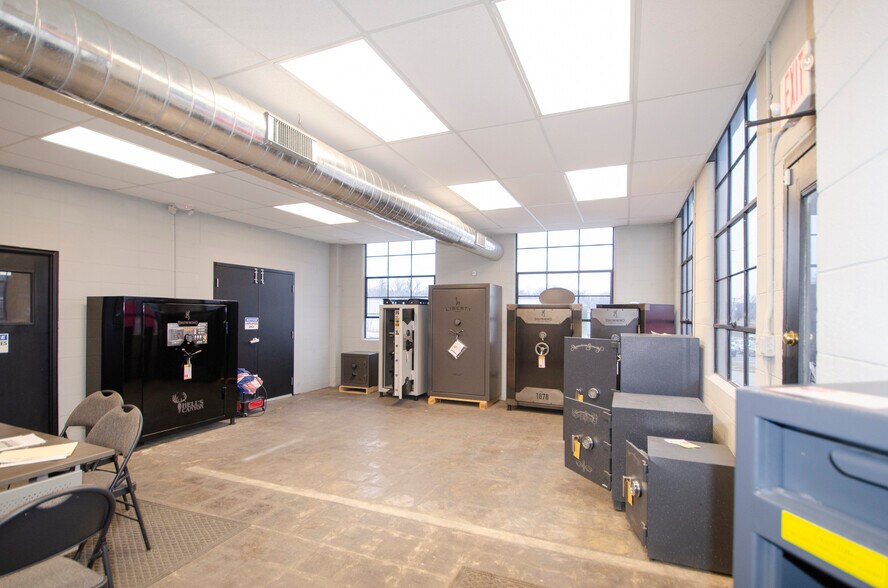 More Photos Of 1452 N National Ave, Springfield Warehouse For Sale