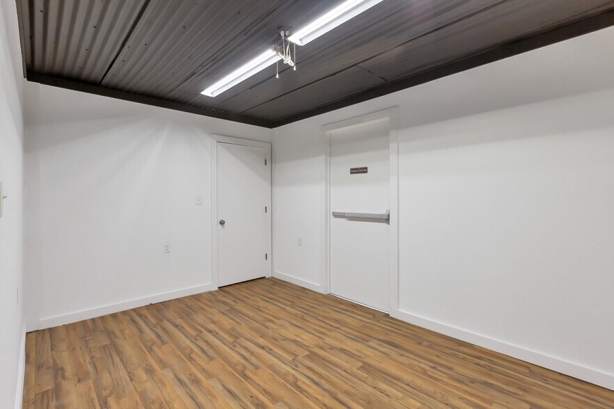 More Photos Of 1715 N FM Road 51, Springtown Flex For Sale