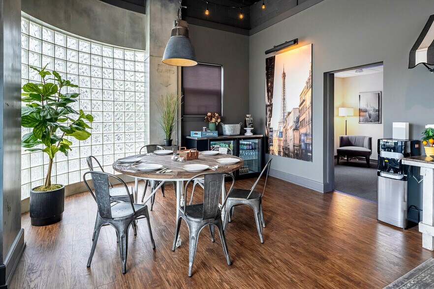 More Photos Of 3344 Central Pky, Cincinnati Storefront For Lease