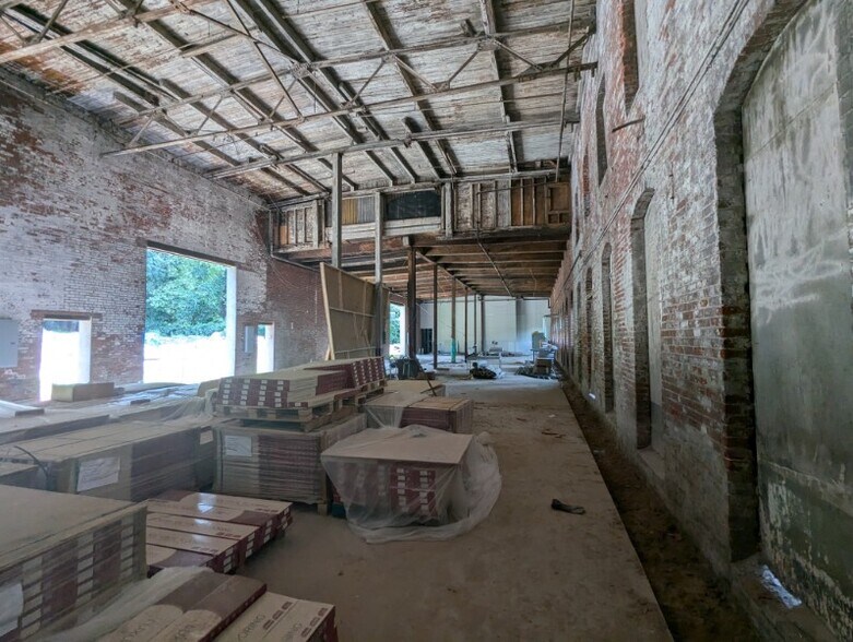 More Photos Of 70 Moshassuck Rd, Lincoln Manufacturing For Lease