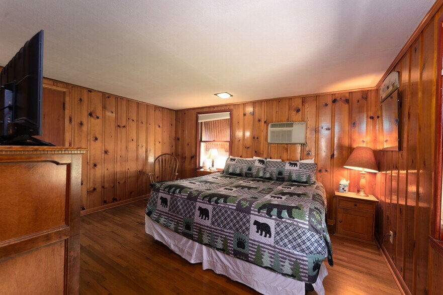 More Photos Of 1624 E Main St, Montrose Hotel For Sale