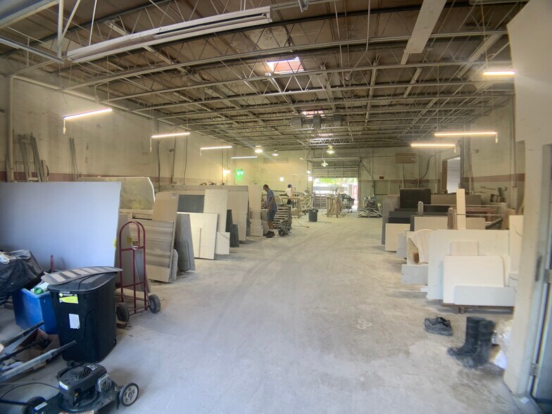 More Photos Of 3199 22nd Ave N, Saint Petersburg Showroom For Lease