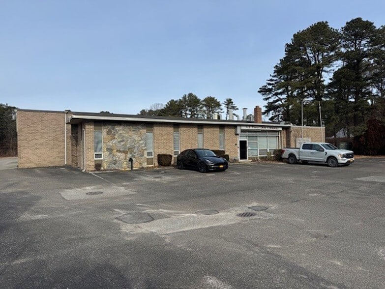 Primary Photo Of 140 Emjay Blvd, Brentwood Manufacturing For Sale