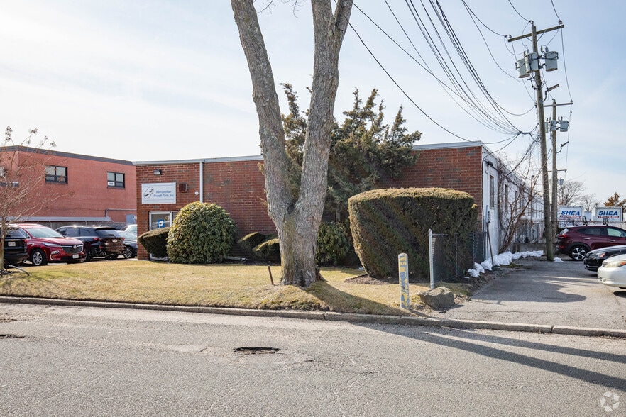 More Photos Of 172 Cabot St, West Babylon Warehouse For Lease