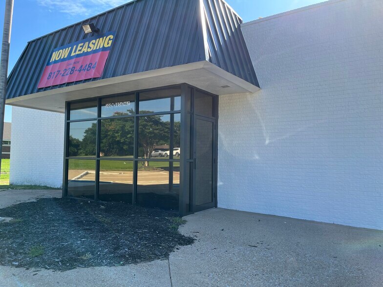 More Photos Of 300 N Broadway St, Joshua Storefront Retail Office For Lease