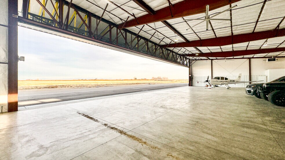 More Photos Of 5510-5515 Aviation Way, Caldwell Airplane Hangar For Sale
