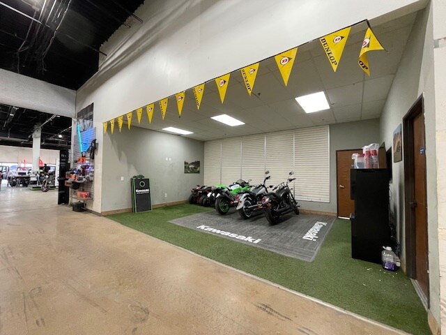 More Photos Of 13700 N Stemmons Fwy, Farmers Branch Freestanding For Lease