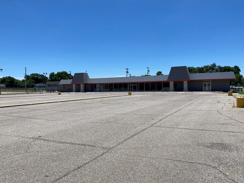 More Photos Of 6411-6425 E Kellogg Dr, Wichita General Retail For Lease