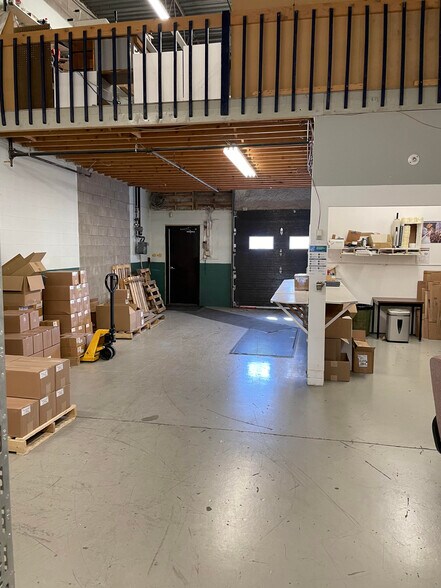 More Photos Of 2095 Rue Frank-Carrel, Québec Industrial For Lease